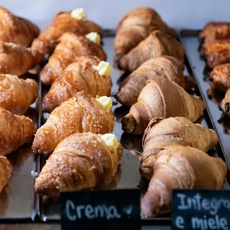 International & - In Prima Fila Sul Lungomare Szálloda