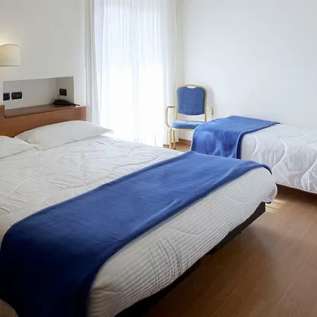 International & - In Prima Fila Sul Lungomare 4*