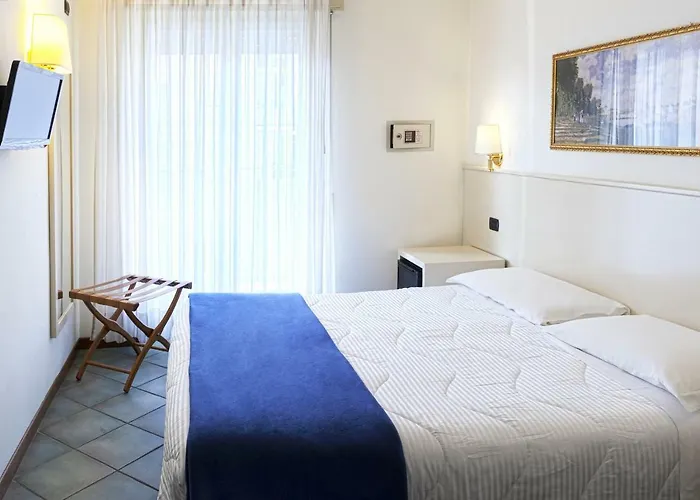 International & - In Prima Fila Sul Lungomare 호텔 4*